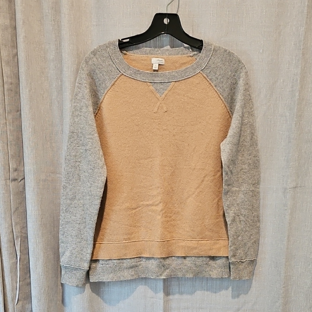 Halogen Cashmere Crew Neck Sweater in Gray and Tan Soft Knit